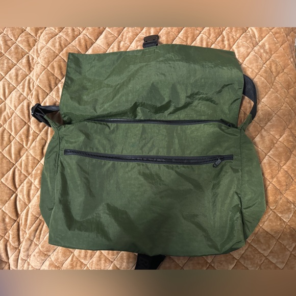BAGGU Bay Laurel Sport Nylon Messenger Bag - Picture 3 of 8